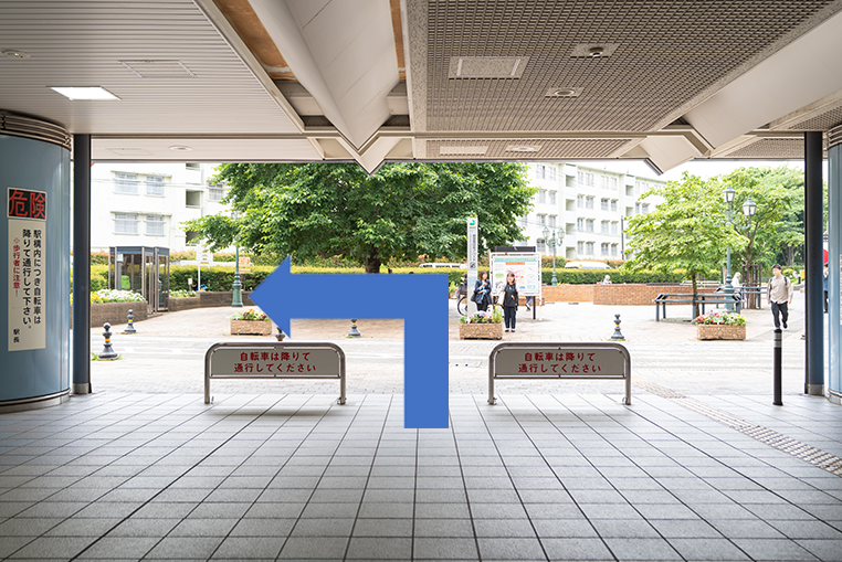 南口を出て、左に曲がります。