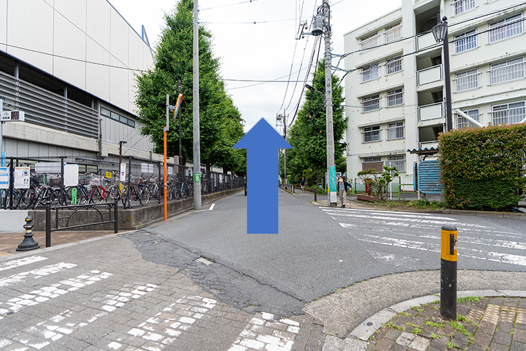 直進します。