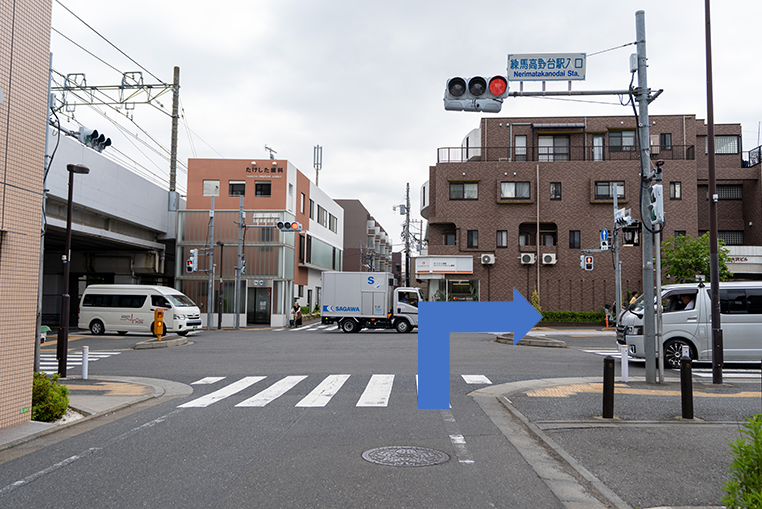 練馬高野台駅入口交差点をそのまま渡り、右折します。(たけした歯科さんが左角にある交差点です）