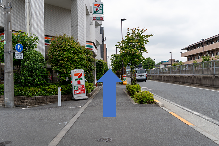 セブンイレブンさんが左手に見えてきます。そのまま直進します。