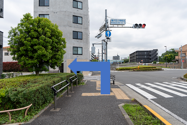 南が丘小学校北交差点を左に曲がります。